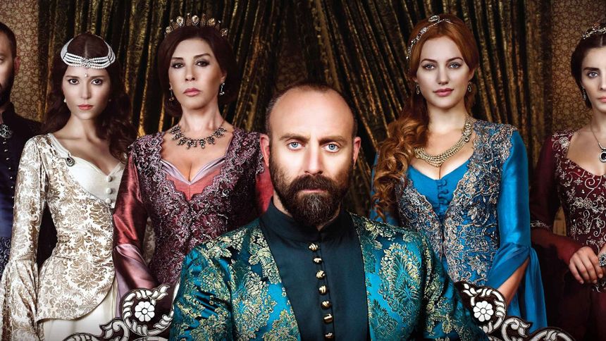 Wspaniałe stulecie - OKAN YALABIK, SELMA ERGEC, NEBAHAT CEHRE, MERYEM UZERLI, NUR FETTAHOGL, HALIT ERGENC - kadr z serialu