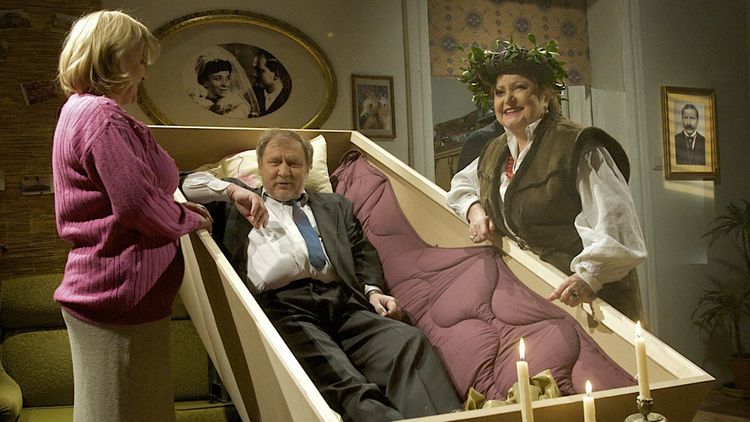 Marzena Kipiel Sztuka (Halinka Kiepska), Andrzej Grabowski (Ferdynand Kiepski), Krystyna Tkacz (zielarka) - Świat wedlug Kiepskich - zdjęcie z planu zdjęciowego serialu