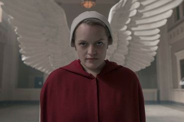 Elisabeth Moss (June Osborne) - Opowieść podręcznej - kadr z serialu