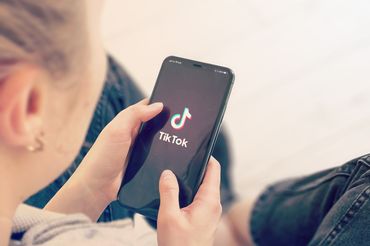 Dziewczynka ogląda TikToka