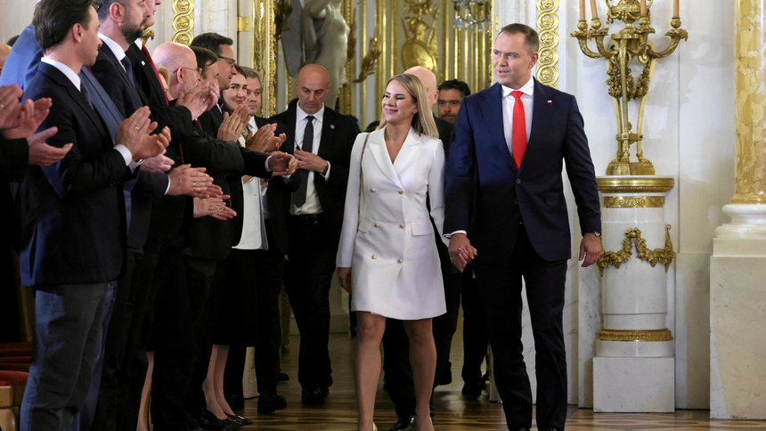 Sukienka Marty Nawrockiej została oddana na licytację