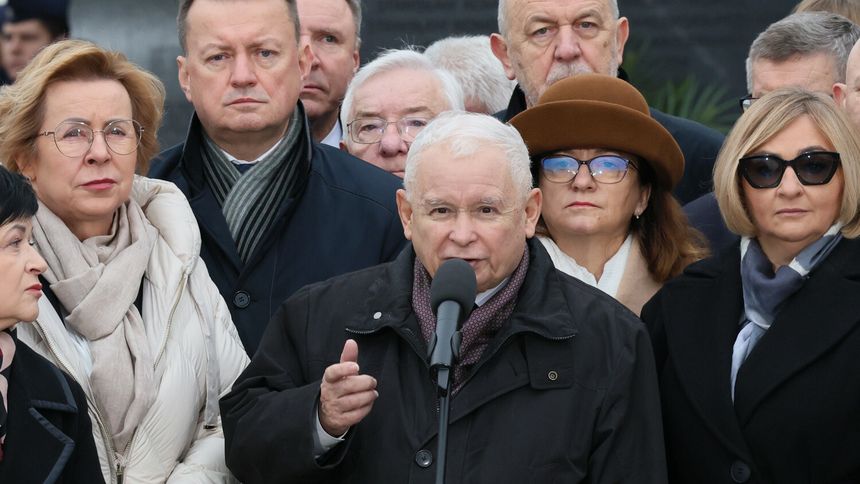 Jarosław Kaczyński przemawia podczas miesięcznicy smoleńskiej