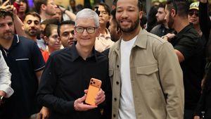  Tim Cook i koszykarz New York Knicks Jalen Brunson podczas prezentacji serii iPhone 17