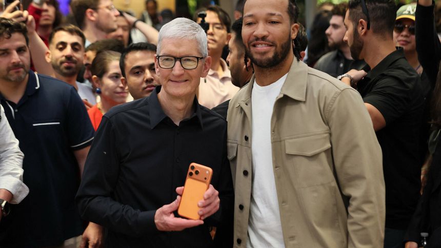  Tim Cook i koszykarz New York Knicks Jalen Brunson podczas prezentacji serii iPhone 17
