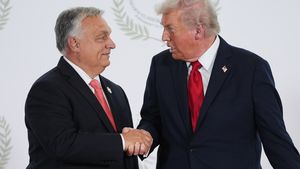 Viktor Orban i Donald Trump podczas szczytu pokojowego w Egipcie