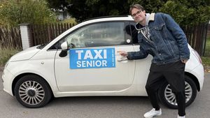 Maciej Blada wolontaryjnie wozi seniorów po mieście