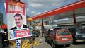 Plakat wyborczy Nicolasa Maduro przed stacją benzynową wenezuelskiej państwowej spółki naftowej PDVSA w Caracas 