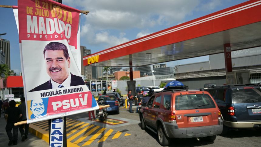 Plakat wyborczy Nicolasa Maduro przed stacją benzynową wenezuelskiej państwowej spółki naftowej PDVSA w Caracas 