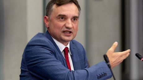 Zbigniew Ziobro doprowadzony na posiedzenie komisji śledzczej we wrześniu 2025 roku 