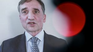 Zbigniew Ziobro na ekranie w siedzibie PiS