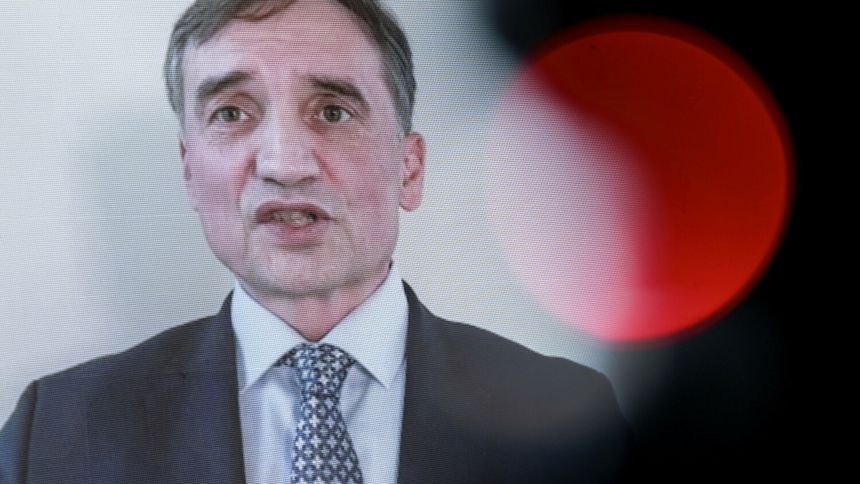 Zbigniew Ziobro na ekranie w siedzibie PiS