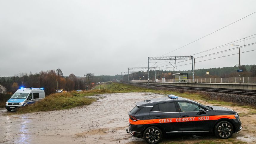 Okolice stacji kolejowej PKP Mika, gdzie w nocy z 15 na 16 listopada doszlo do uszkodzenia torow w wyniku aktu dywersji.