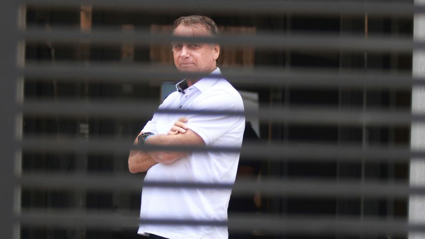 Jair Bolsonaro przed swoim domem