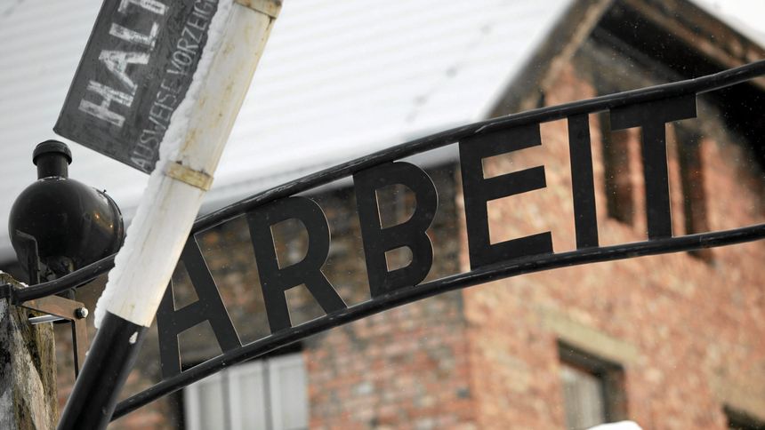 Fragment napisu "Arbeit macht Frei" wiszącego nad bramą byłego obozu Auschwitz