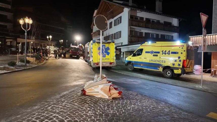 Karetki przed miejscem pożaru