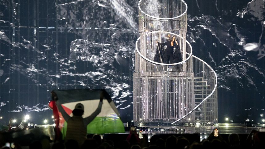 Widz trzyma palestyńską flagę podczas występu Izraela na Eurowizji w 2025 roku