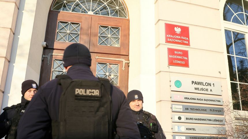Policja przed siedzibą neo-KRS