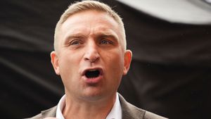 Robert Bąkiewicz podczas protestu PiS przeciwko migracji i Mercosur