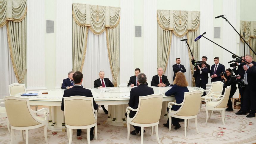 Rozmowy pokojowe. Władimir Putin z delegacją z USA 
