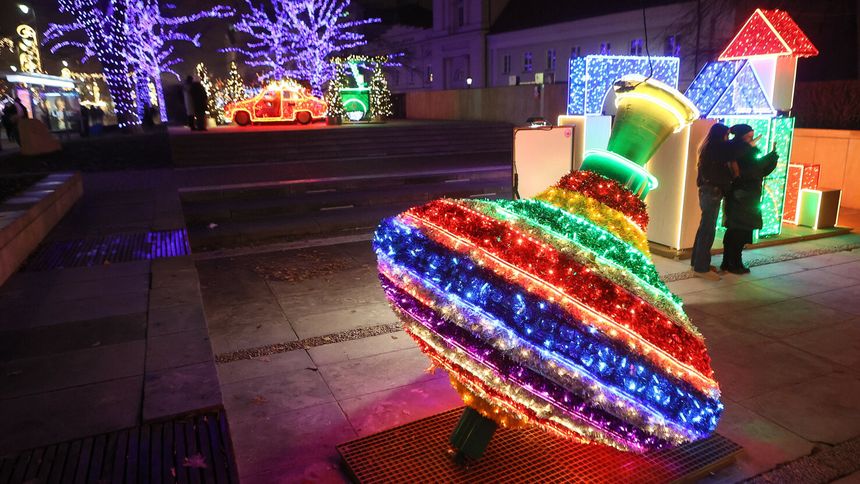  Iluminacje świąteczne na Krakowskim Przedmieściu w Warszawie