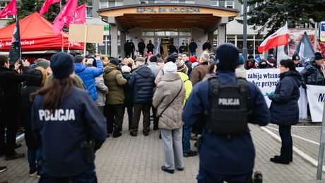 Antyaborcyjny protest przed szpitalem na Zaspie w Gdańsku