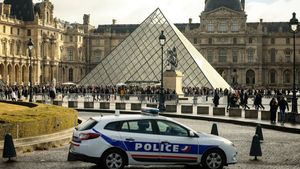 Policja przed Luwrem