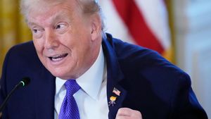 Donald Trump z przypinką "zadowolengo Trumpa", 9.01.2026