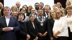 Prezydent Rafał Trzaskowski z radnymi Warszawy