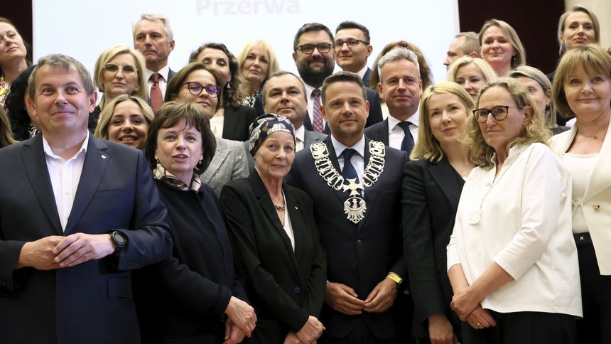 Prezydent Rafał Trzaskowski z radnymi Warszawy