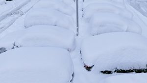 Samochody pokryte śniegiem w Sarajewie