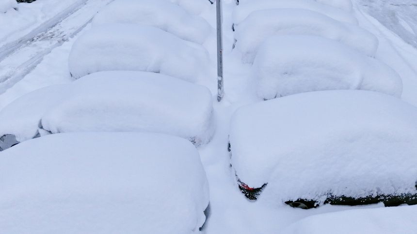 Samochody pokryte śniegiem w Sarajewie