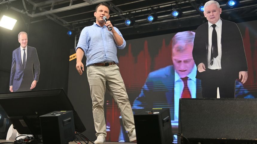Sławomir Mentzen podczas wiecu z udziałem kartonowych podobizn Tuska i Kaczyńskiego