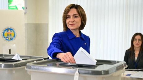 Prezydentka Mołdawii Maia Sandu oddaj głos w lokalu wyborczym