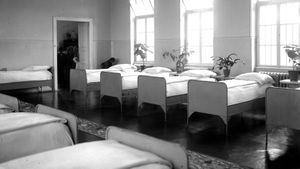 Szpital dla Nerwowo i Psychicznie Chorych w Kobierzynie. Wnętrze sypialni oddziału kobiecego (1927 r.)