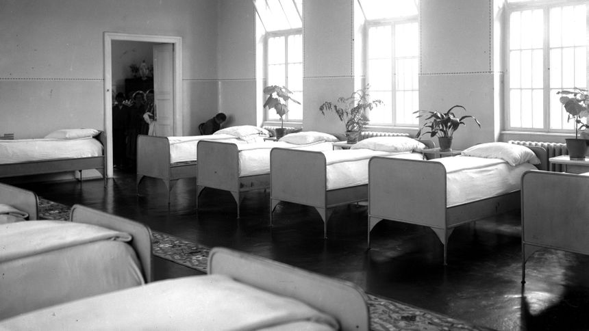 Szpital dla Nerwowo i Psychicznie Chorych w Kobierzynie. Wnętrze sypialni oddziału kobiecego (1927 r.)