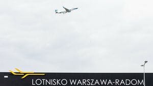 Samolot nad radomskim lotniskiem