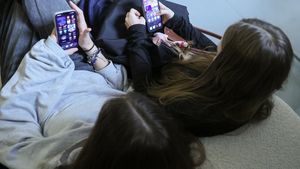 Nastolatki z telefonami