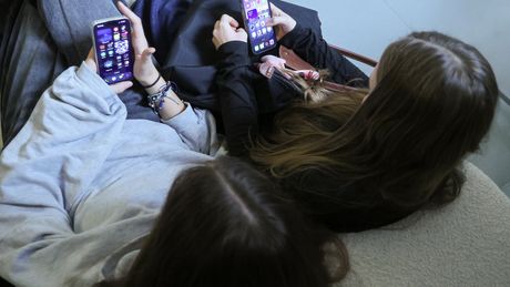 Nastolatki z telefonami