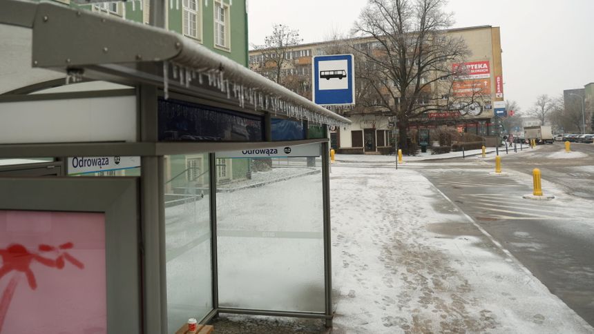 Centrum Szczecina. Marznacy deszcz i gololedz spowodowaly paraliz na ulicach miasta i regionu 
