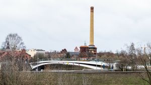 Kadki w Poznaniu - wedug aktywistw - zagraaj ptakom, ktre nie widz szklanych balustrad.