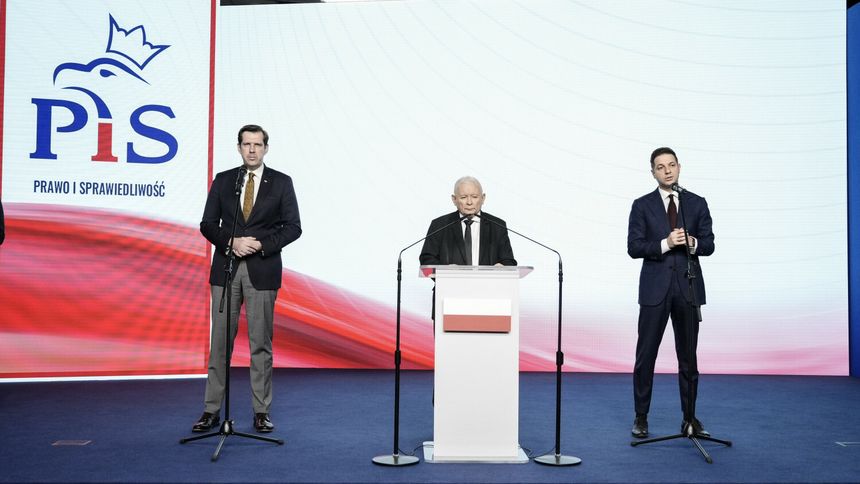 Tobiasz Bocheński, Jarosław Kaczyński i Patryk Jaki na konferencji