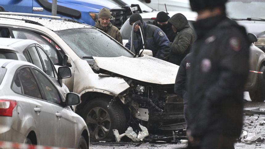 Śledczy i eksperci kryminalistyki sądowej z Moskiewskiego Komitetu Śledczego na miejscu wybuchu samochodu gen. mjr. Faniła Sarwarowa w południowej Moskwie