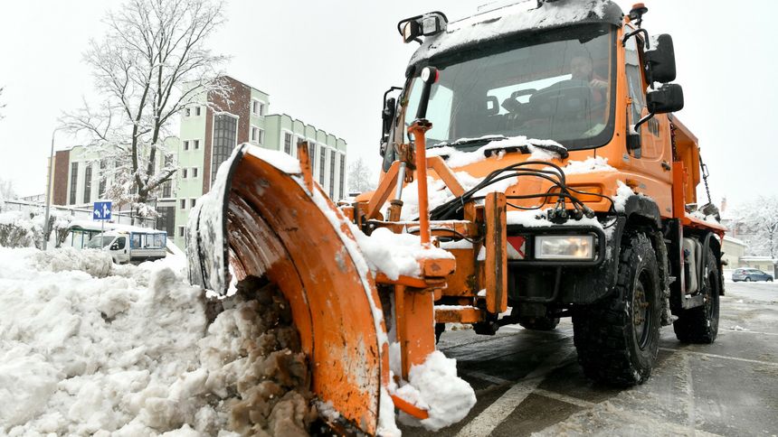 Opady śniegu na południu Polski. Zimowa pogoda w Nowy Sączu