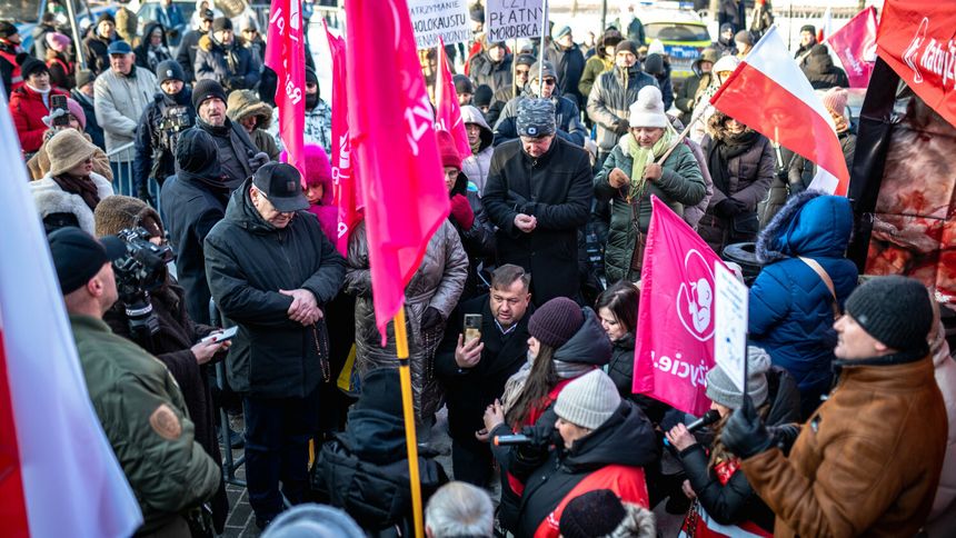 Manifestacja antyaborcyjna przed szpitalem