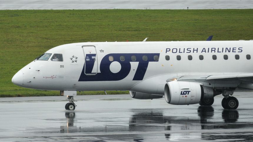 Samolot Embraer 170 na Lotnisku Chopina