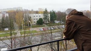 W Polsce problem "uwięzienia" na wysokim piętrze dotyczy - według szacunków - nawet ok. miliona starszych osób