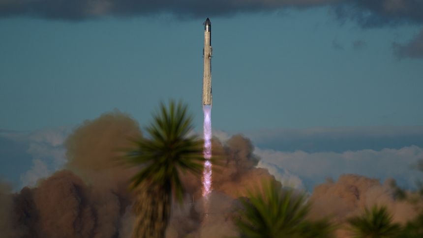 Rakieta Starship podczas testowego lotu 13 października 2025 r.