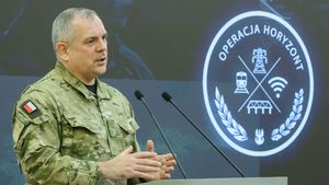 Szef Sztabu Generalnego Wojska Polskiego gen. Wiesław Kukuła na konferencji prasowej w KPRM mówi o operacji "Horyzont" 