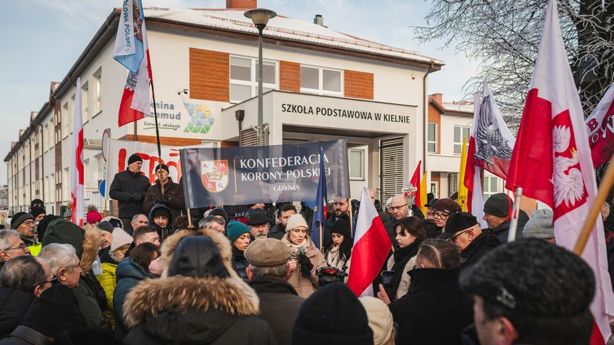 Pikieta w obronie krzyża przed szkołą w Kielnie