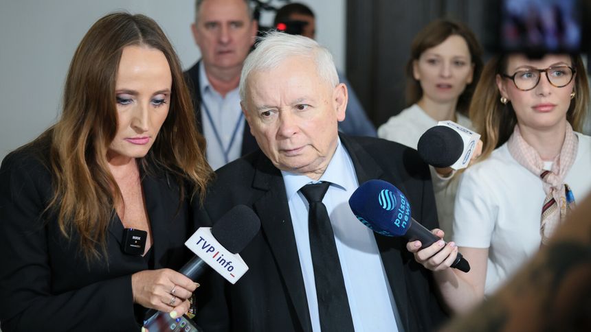 Jarosław Kaczyński i dziennikarze w Sejmie